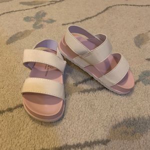 Size 9 Girls / Toddler Adrienne Vittadini White Velcro sandals